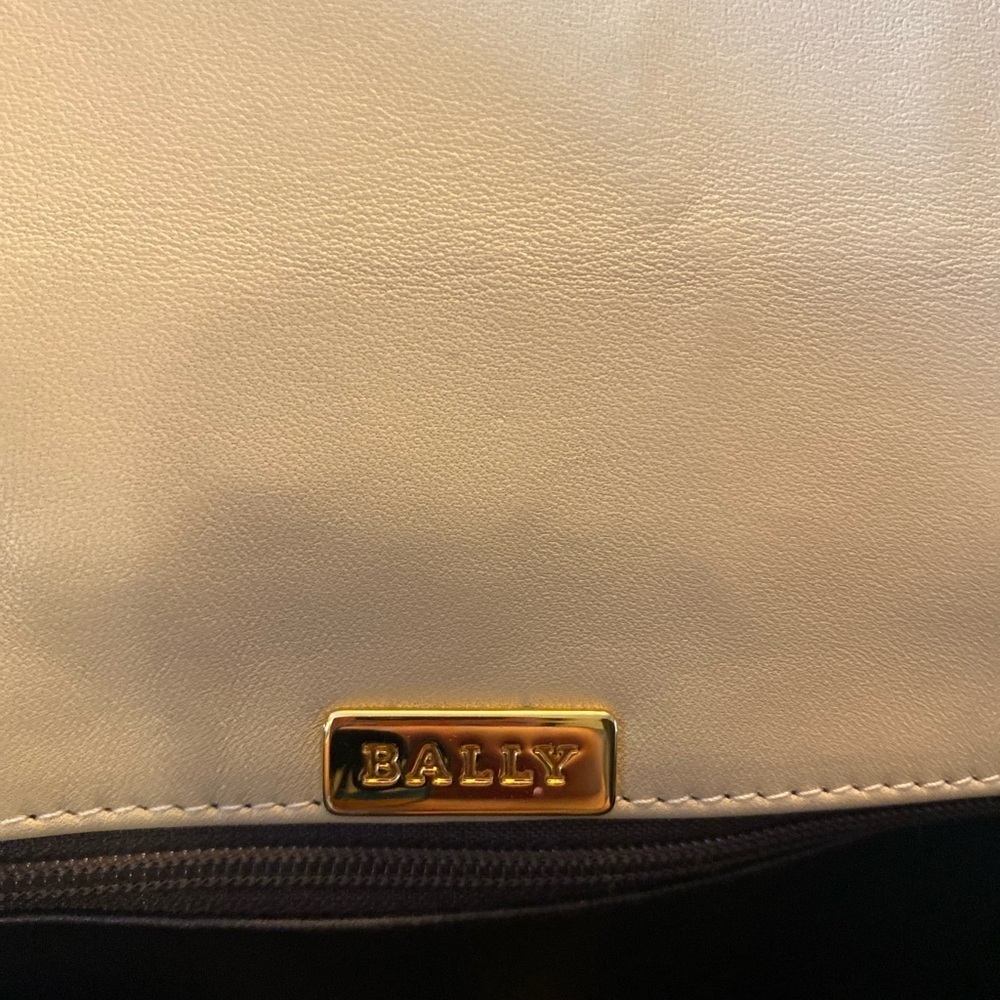 Bally Cream Lambskin Shoulder Bag with Gold Chain - Picture 5 of 5